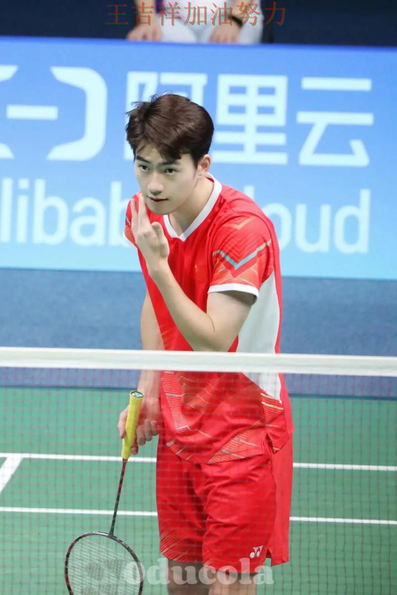 中国羽毛球队末节发力完成逆转 球迷对表现评价两极分化 中国羽毛球队末节发力完成逆转 球迷对表现评价两极分化